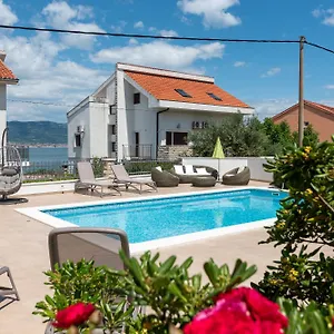 Brico - Heated Pool Apartment Trogir